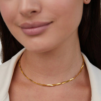 Collar con cadena retorcida